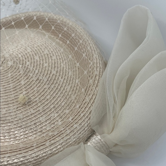 Elegant Cream Fascinator with Bow and Netting - Picture 7 of 12